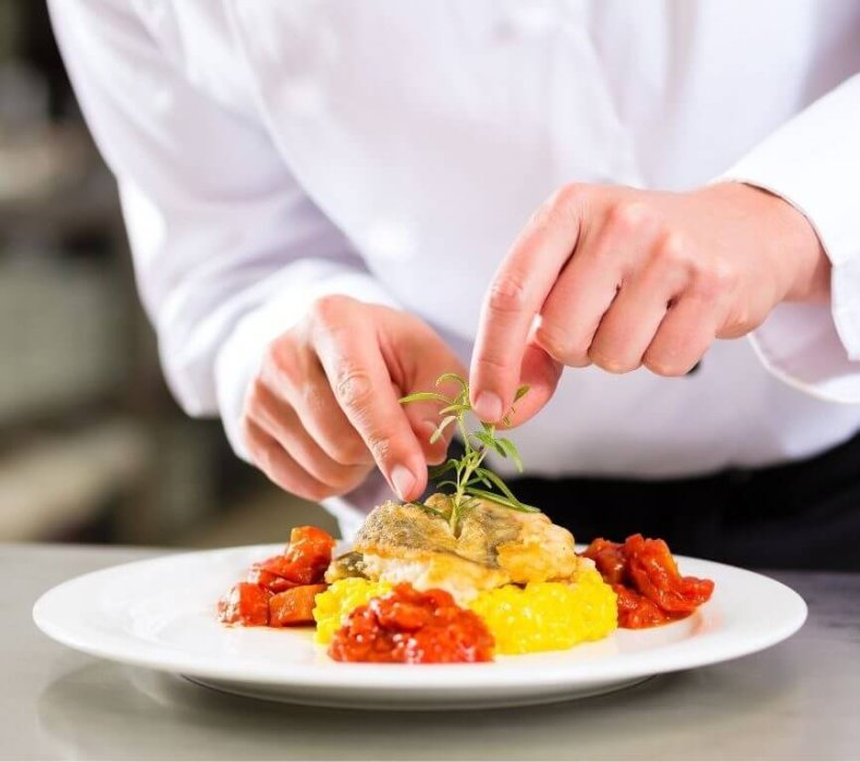 cocinero decorando plato eibar cocina cuidada sabrosa